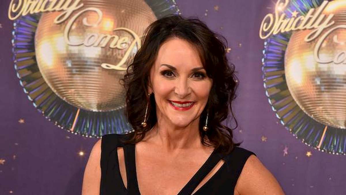 Shirley Ballas, giudice del Ballando con le stelle inglese si fa rimuovere le protesi al seno: "Non fate come me"