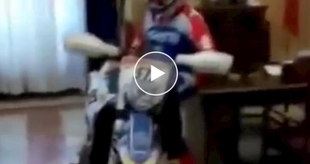 Messina, il sindaco Cateno De Luca in moto da cross negli uffici del Comune VIDEO