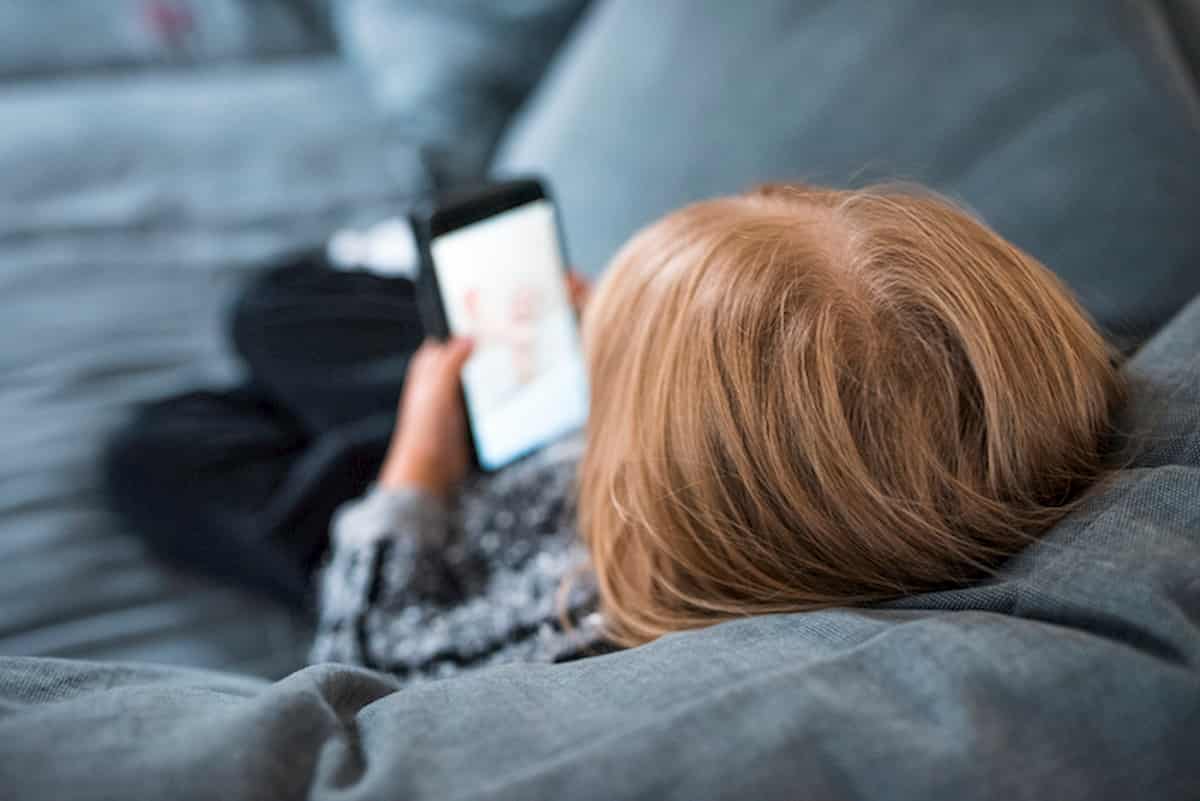 Smartphone e bambini anche a letto insieme ogni sera fino a mezzanotte. Genitori? Fingono di non starci