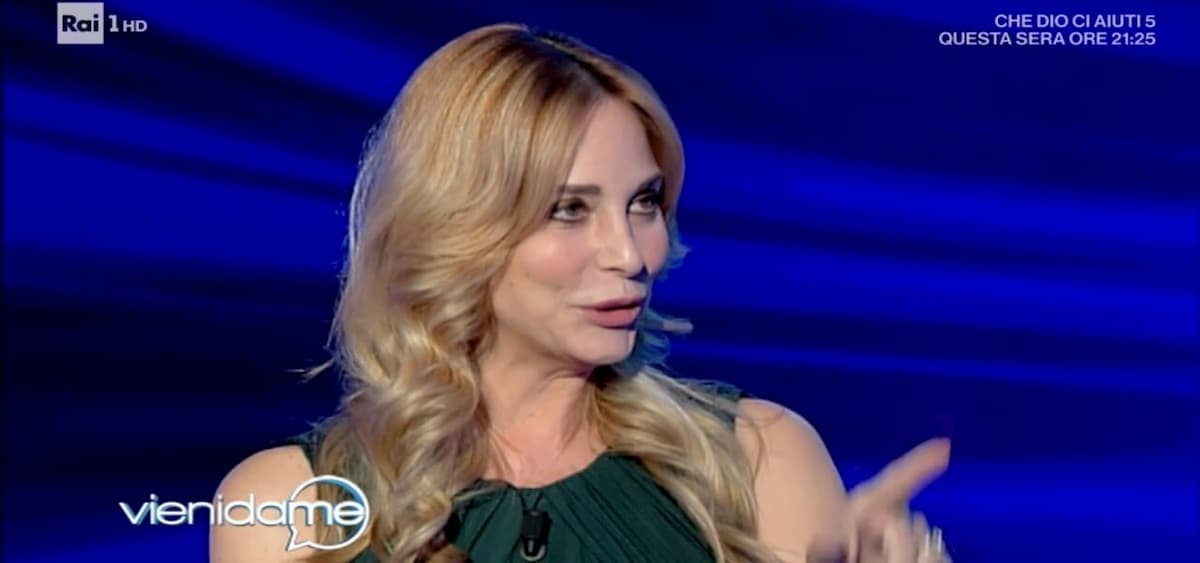 Stefania Orlando: "Alcuni fan mi offrono soldi per farsi picchiare"