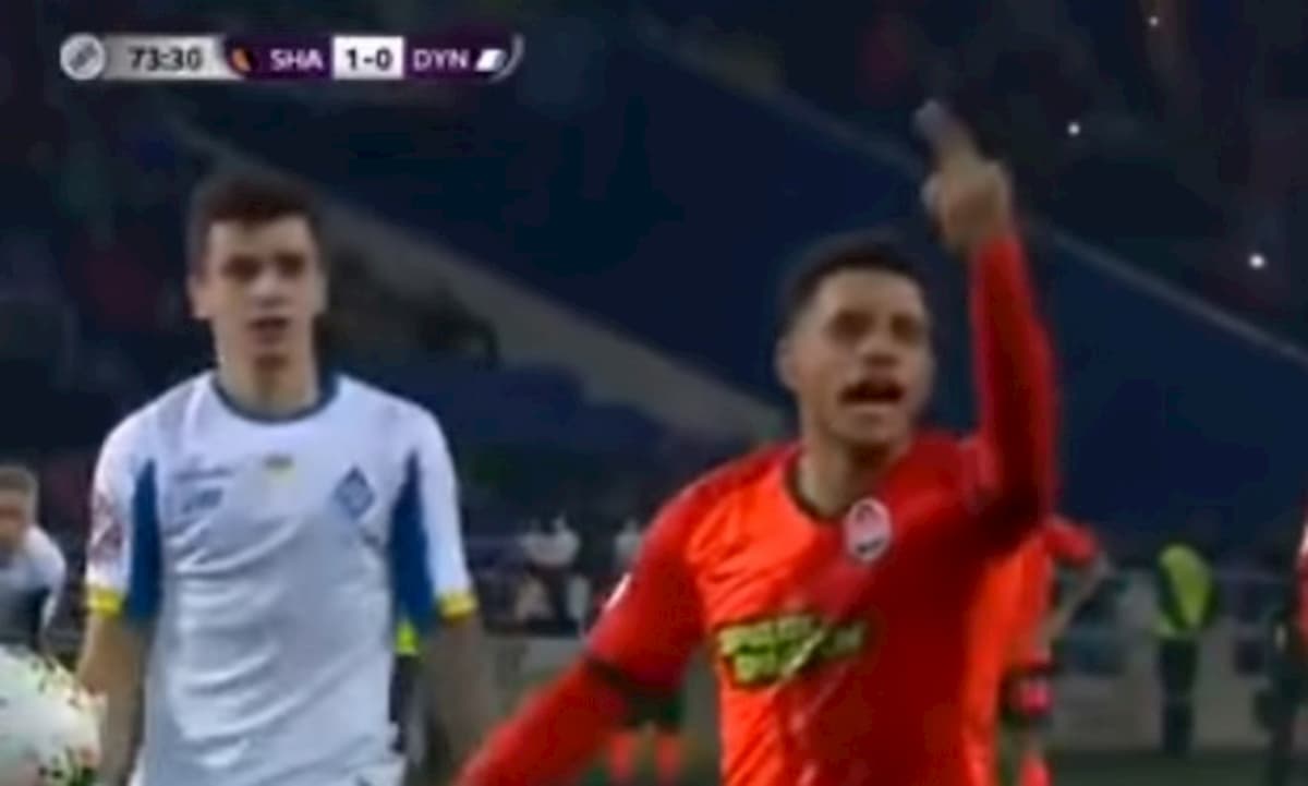 Taison, dito medio ai tifosi della Dinamo dopo cori razzisti: espulso