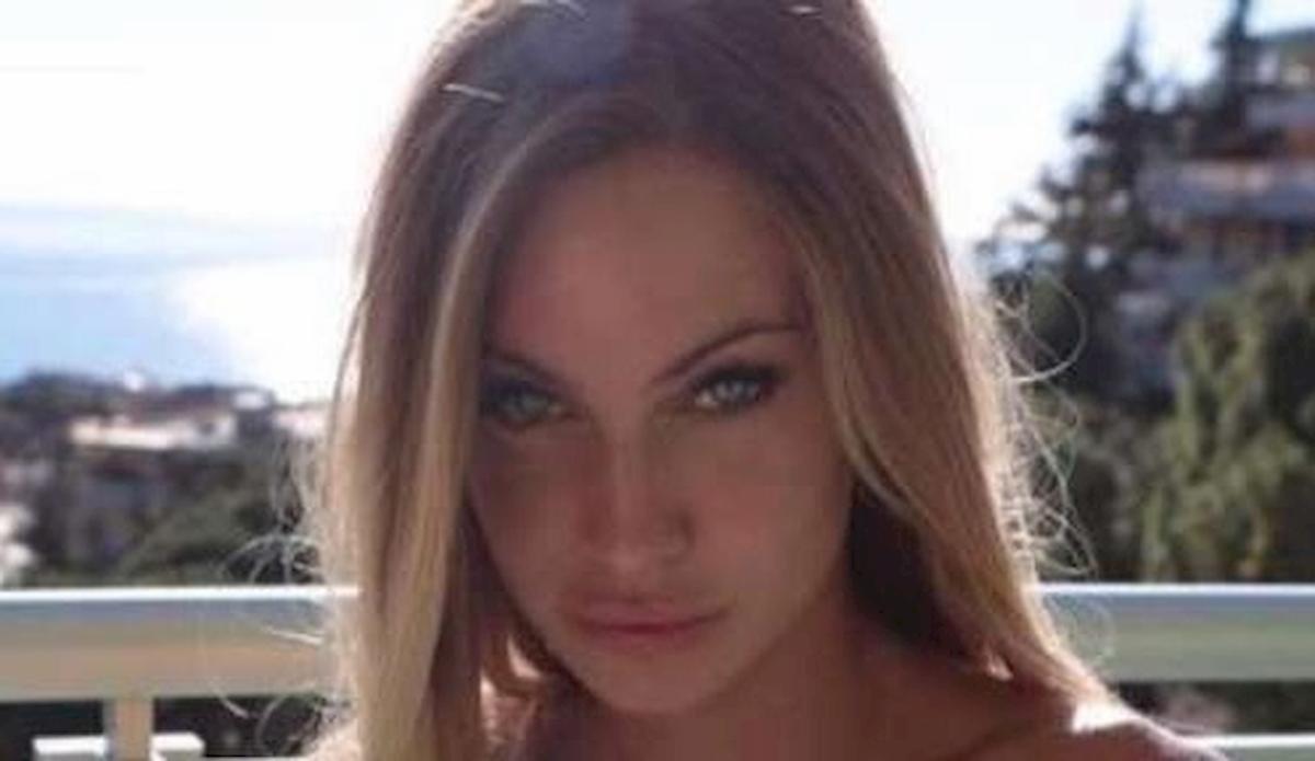 Live Non è la D'Urso - Taylor Mega in collegamento fatica a parlare. Barbara D'Urso: "Hai bevuto?"