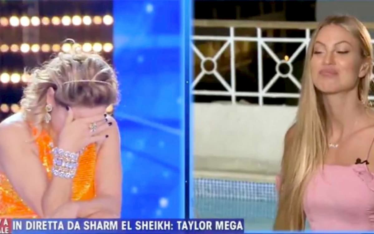 Platinette ironizza su Taylor Mega: "Canto da sembrare storta, come lei..."
