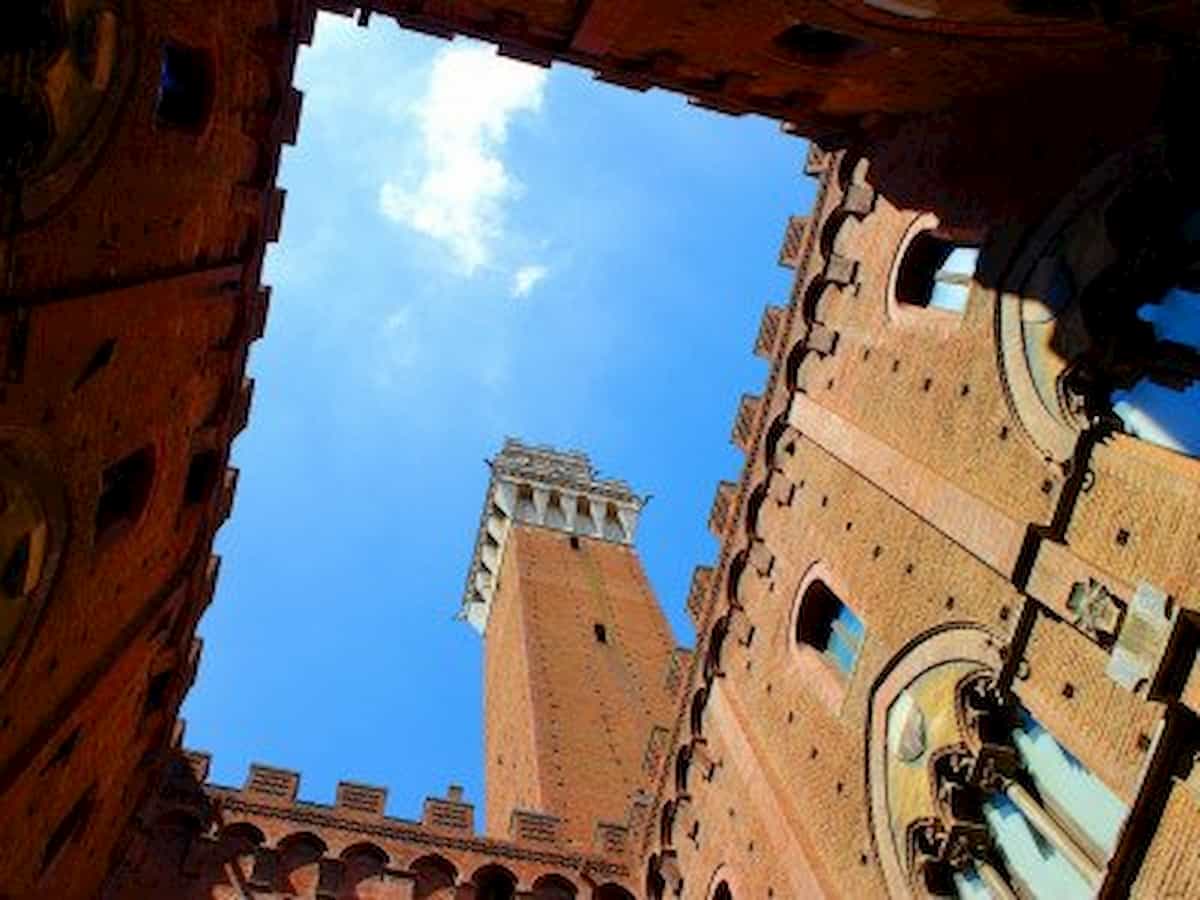 Siena, suicidio dalla Torre del Mangia: autore video si presenta in procura 