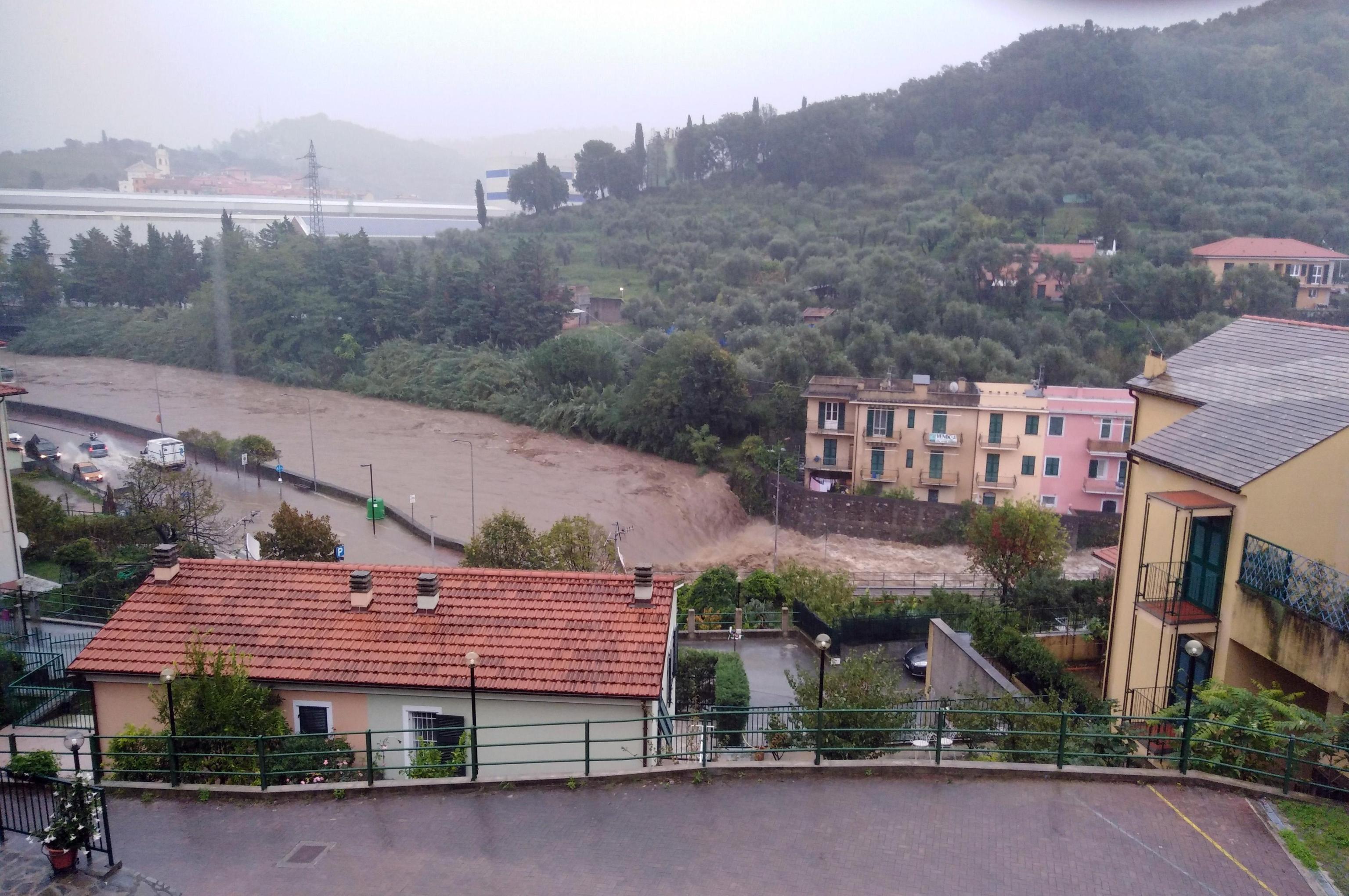 Allerta meteo Protezione Civile in 10 regioni: in Liguria esonda il torrente Petronio