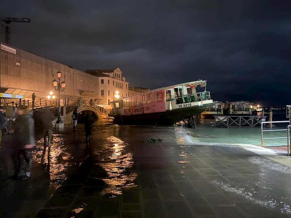 Venezia si risveglia con l'acqua alta: attesa nuova super marea di 145 cm alle 10.20