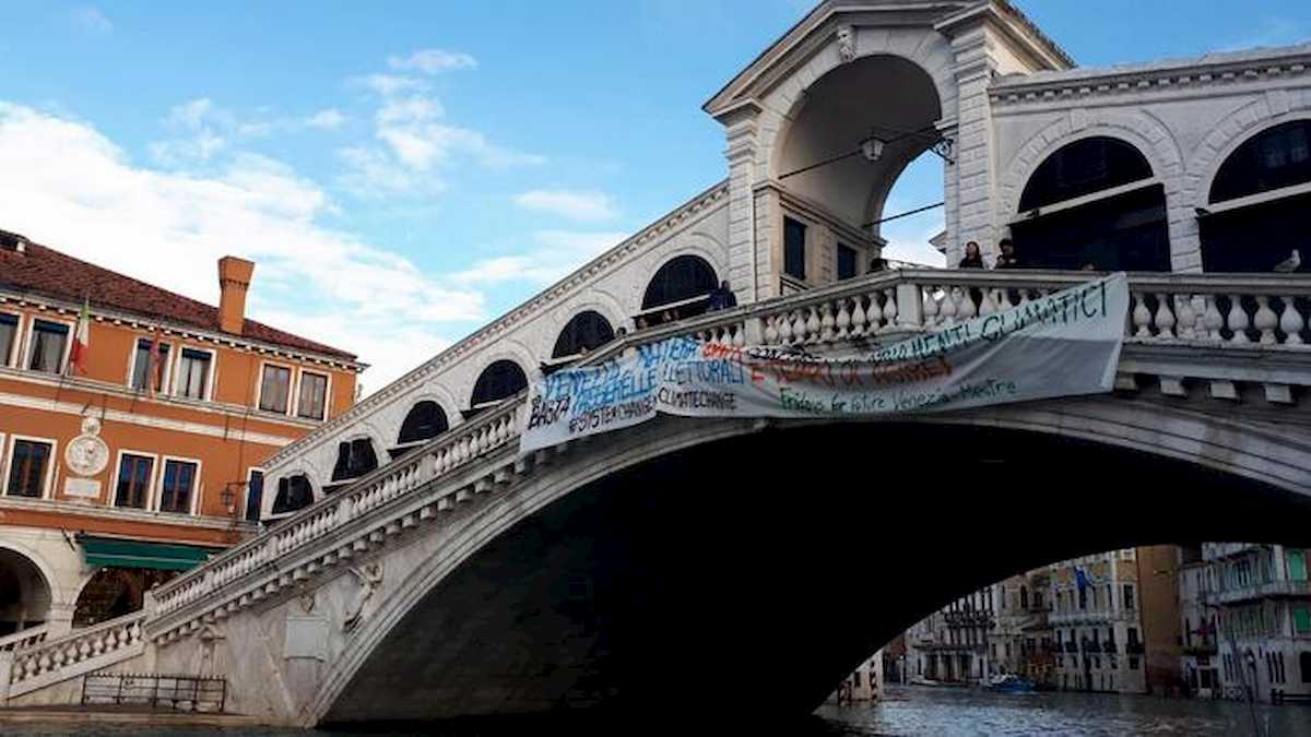 Venezia: stop mutui per un anno, 20 milioni subito e il sindaco Brugnaro commissario