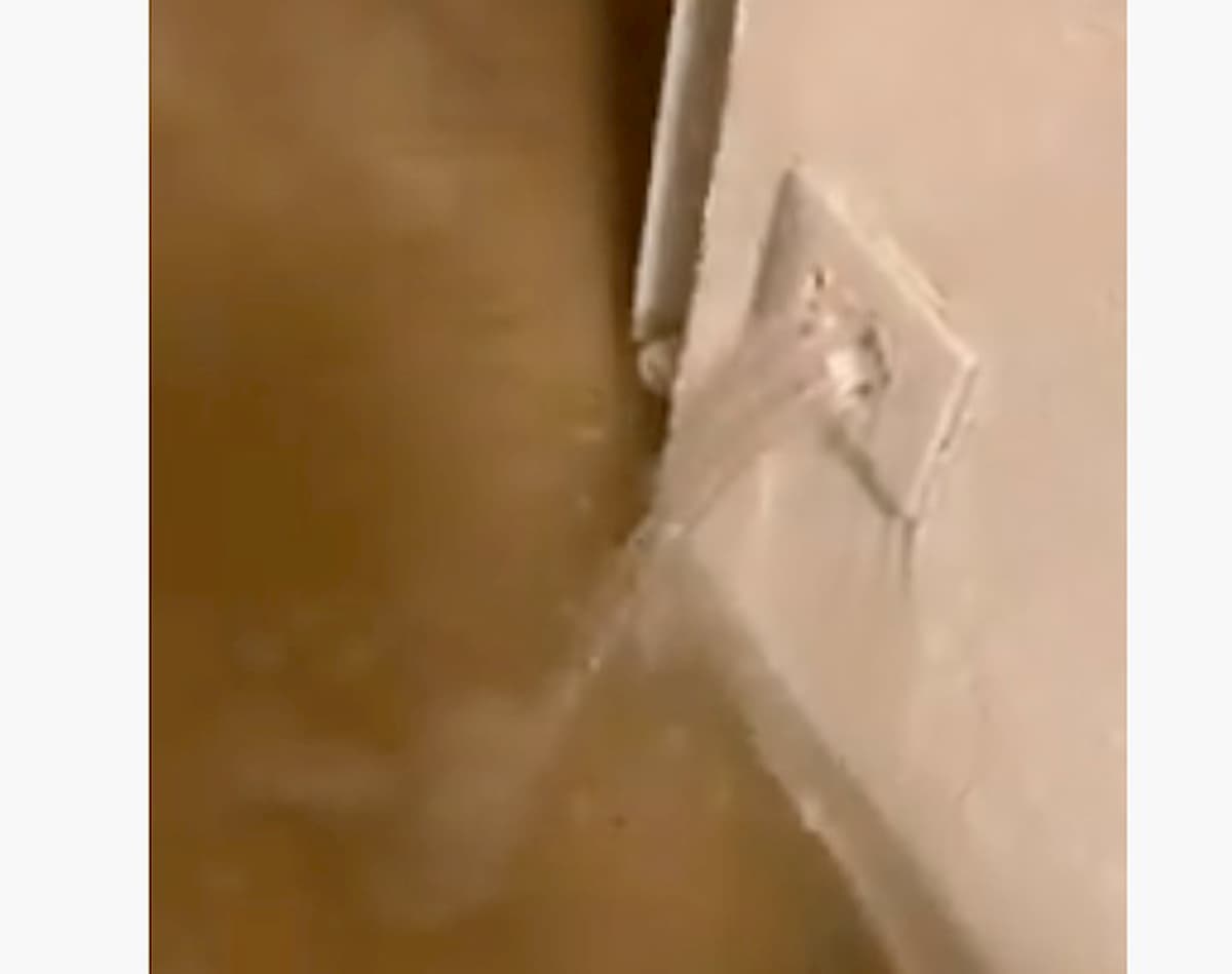 Venezia, l'acqua sgorga anche dalle prese della corrente elettrica VIDEO