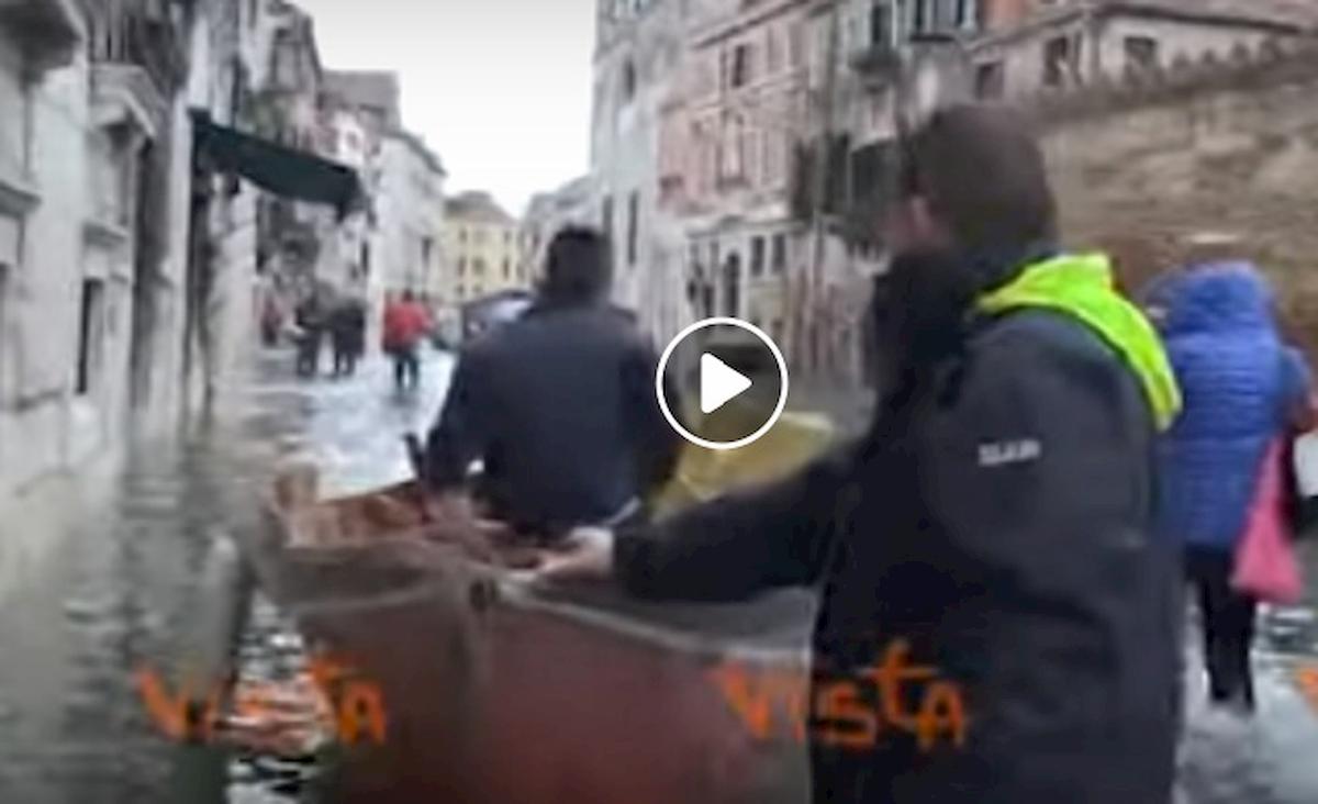 venezia in barca nelle strade della citta