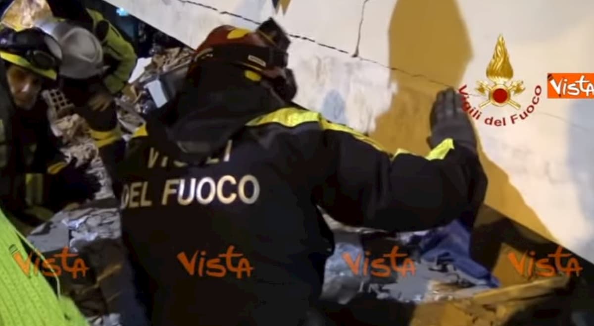 Terremoto Albania, il console: "I pompieri italiani avrebbero salvato più vite" VIDEO