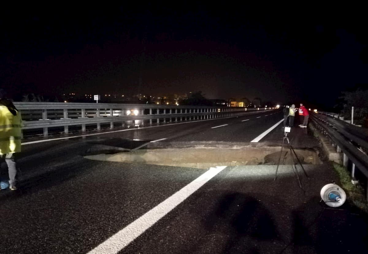 A21, voragine si apre tra Asti e Villanova: auto la evita per un soffio