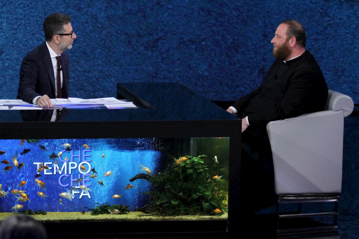 Che tempo che fa, don Carmelo La Magra, parrocco di Lampedusa: "Ho fatto piangere il Papa"