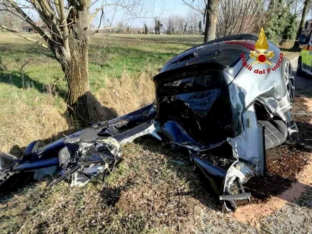 Scorzè, auto si spezza dopo l'impatto con un albero: un morto e un ferito