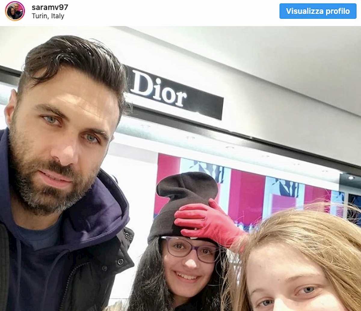 Torino, Sirigu e il selfie con due ragazze: "Solo se coprite il simbolo della Juventus..."