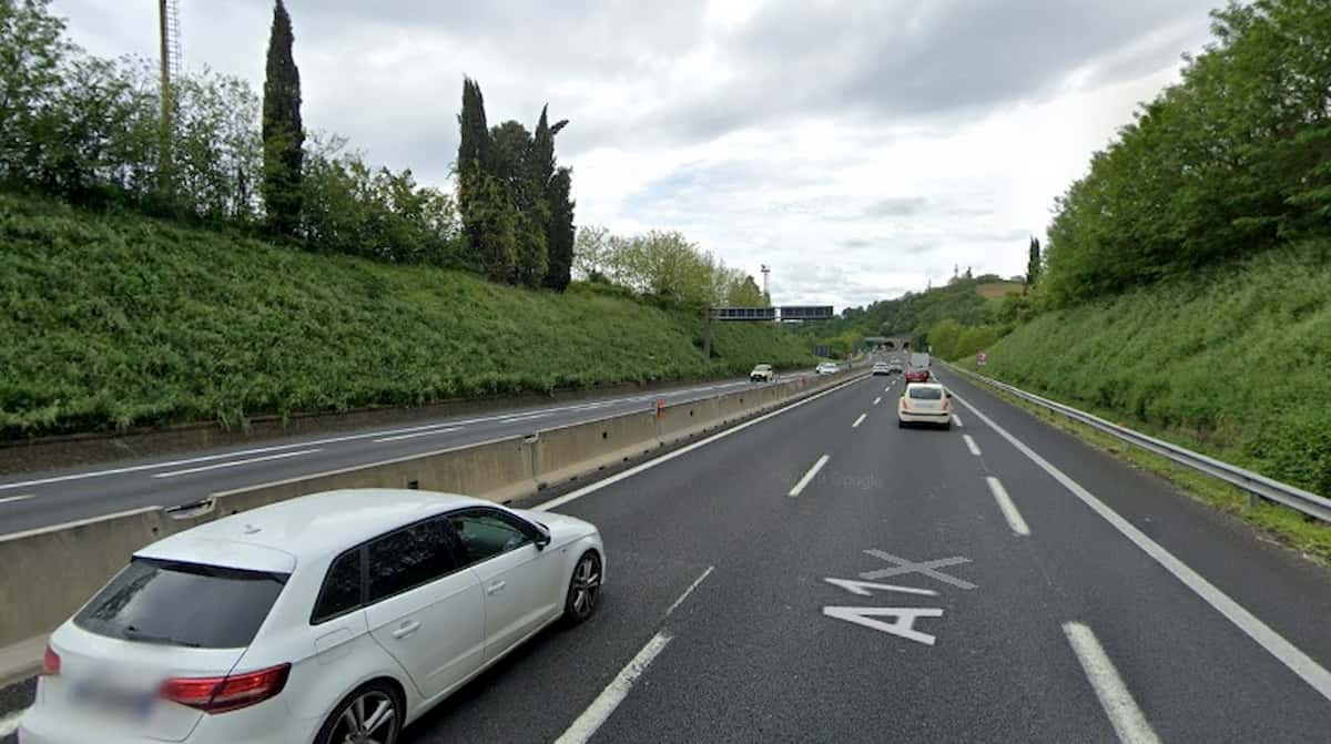 Firenze, turista in bici scambia corsia d'emergenza A1 per una pista ciclabile