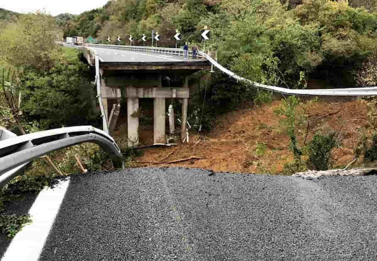 Genova e Liguria dopo il crollo del viadotto A26: asfissia da frane, risorge il Morandi ma non basta