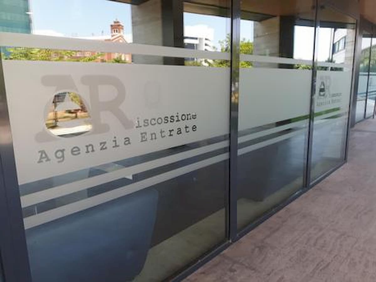 Cartelle fiscali, Agenzia delle Entrate sospende l'invio durante il Natale: stop a 300mila avvisi