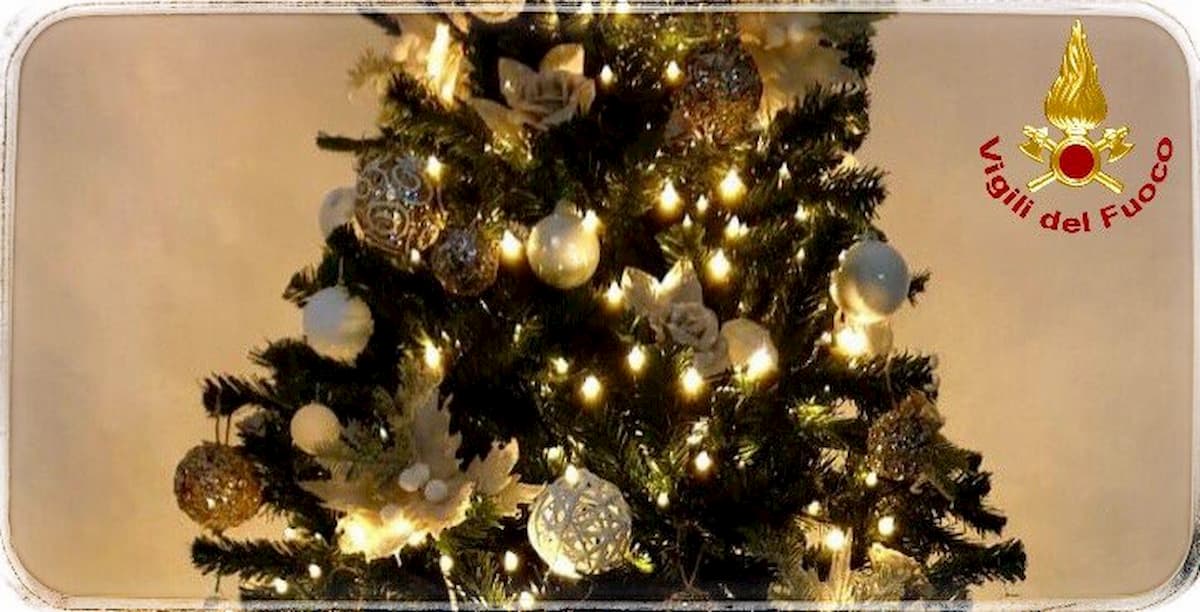 Albero di Natale, i Vigili del Fuoco lanciano l’allarme: "Spegnete sempre le lucine di notte e prima di uscire"