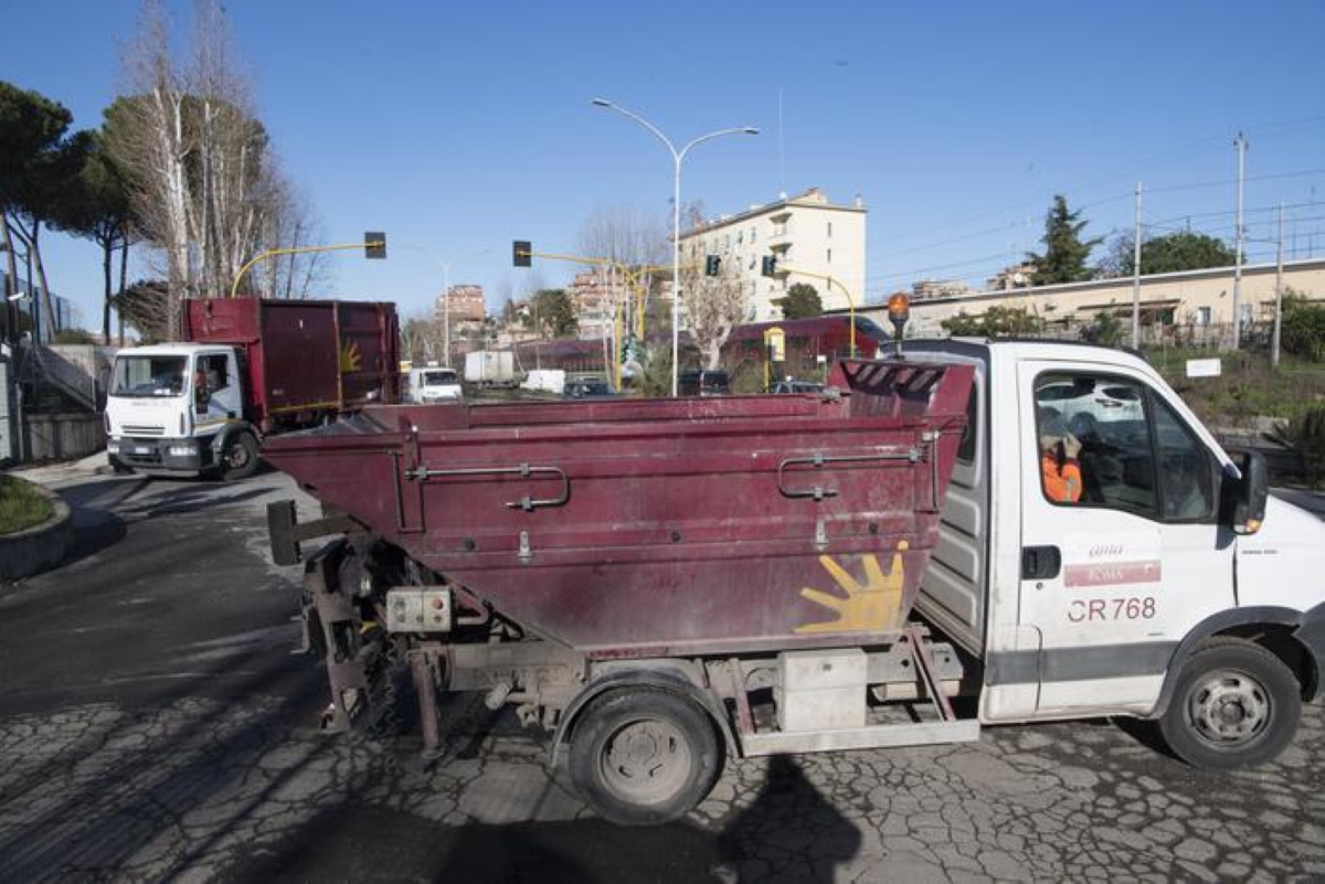 Roma, pedone investito da un camion dei rifiuti dell'Ama