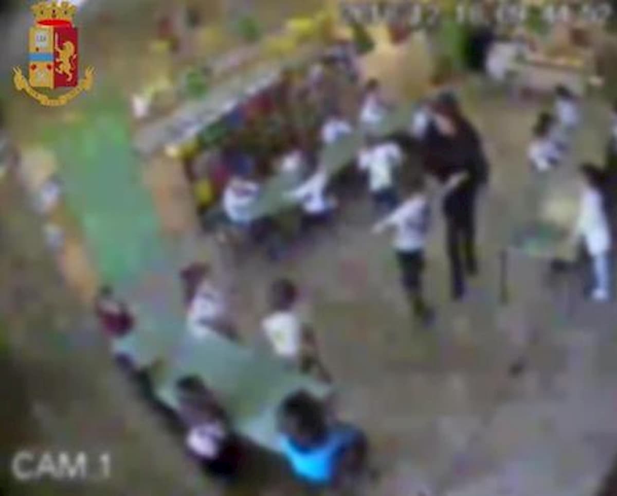 Udine, due maestre sospese per 8 mesi: insulti, botte e umiliazioni ai bimbi dell’asilo