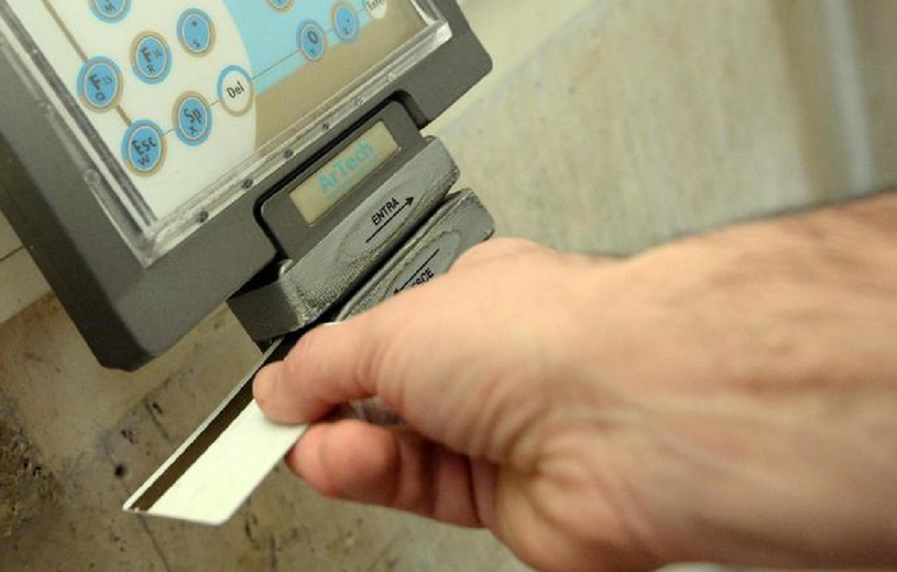 Scalea, sindaco arrestato. L'accusa: "Timbrava cartellino poi andava al bar e vedeva una donna"