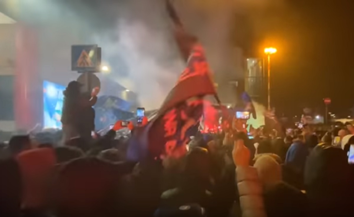 Atalanta, l'accoglienza dei tifosi all'aeroporto dopo la storica impresa VIDEO