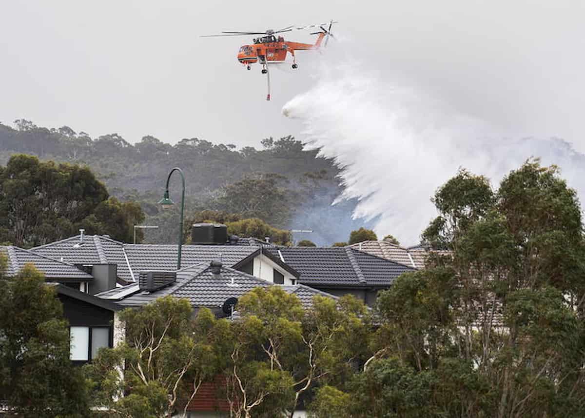 Australia, altri due morti negli incendi. Quattromila persone in fuga nelle spiagge