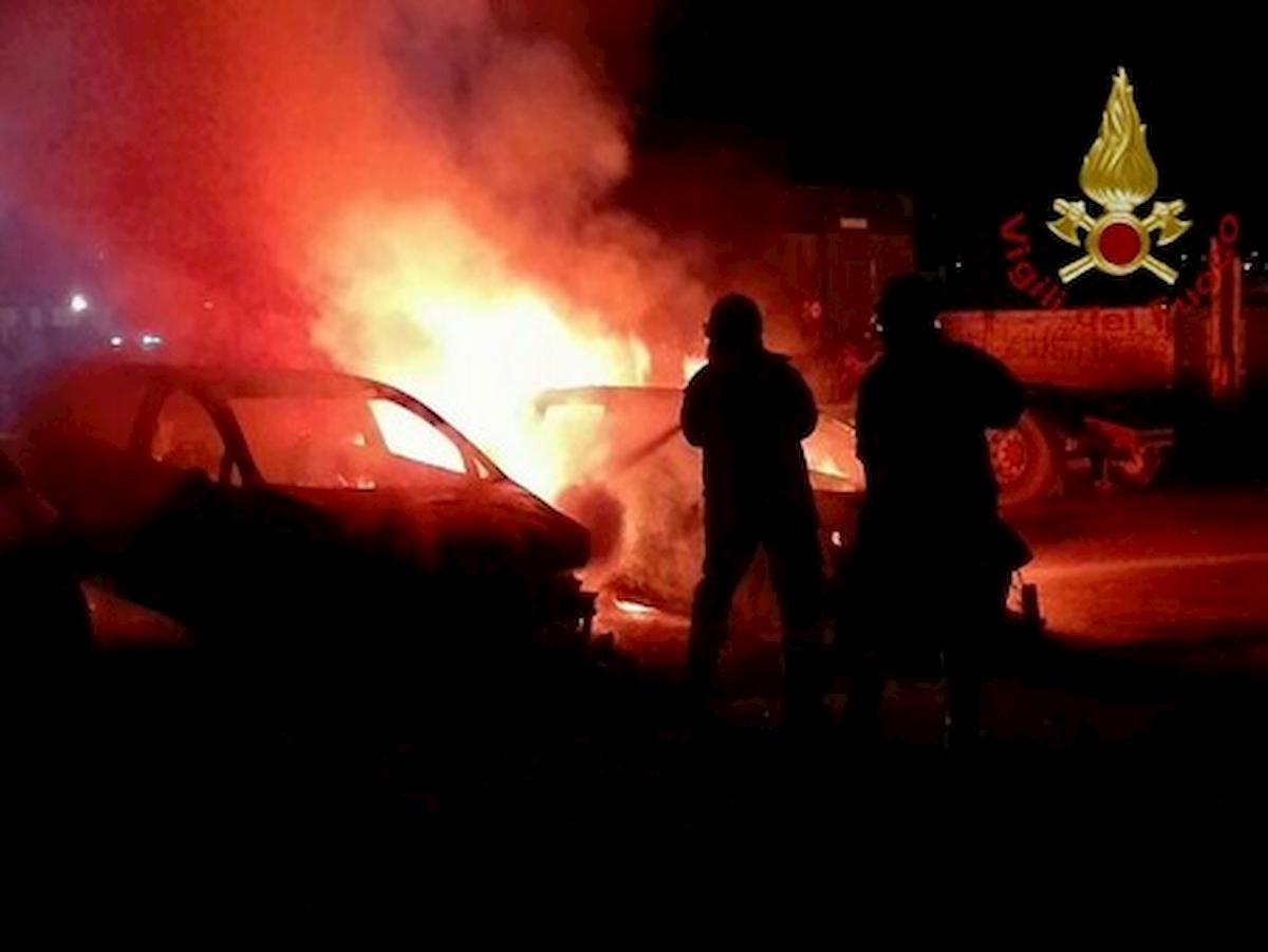 Maniago, l'auto va a fuoco: il conducente la abbandona in strada e scompare