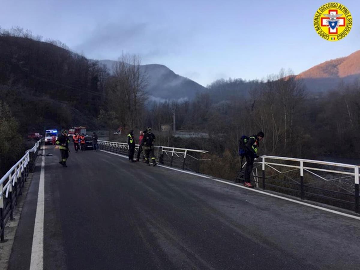 Piane di Carniglia, auto sbanda sul ponte e finisce nel fiume Taro: morto il conducente