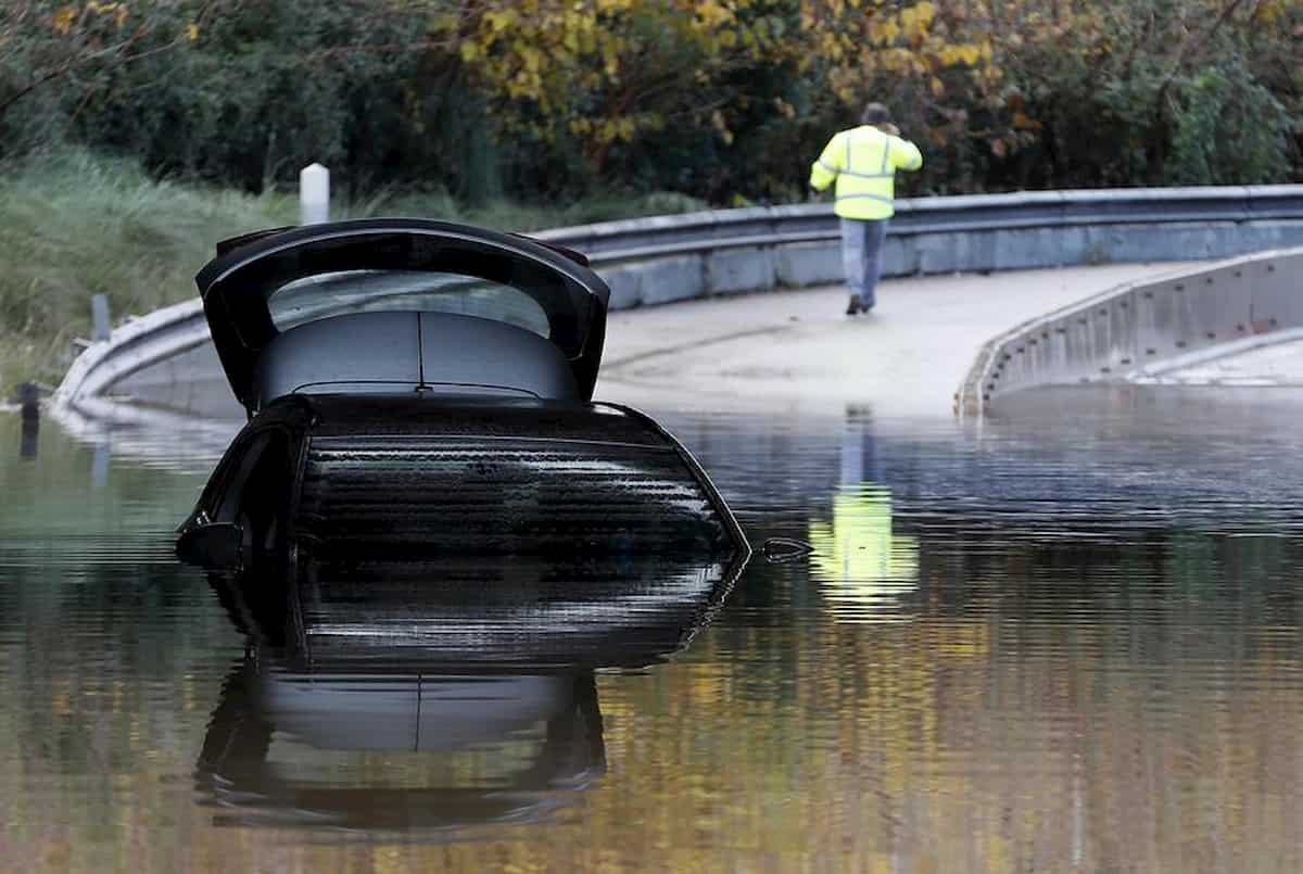 Maltempo, padre e figlia salvati dai carabinieri a Sestu: l'auto era rimasta sommersa dall'acqua