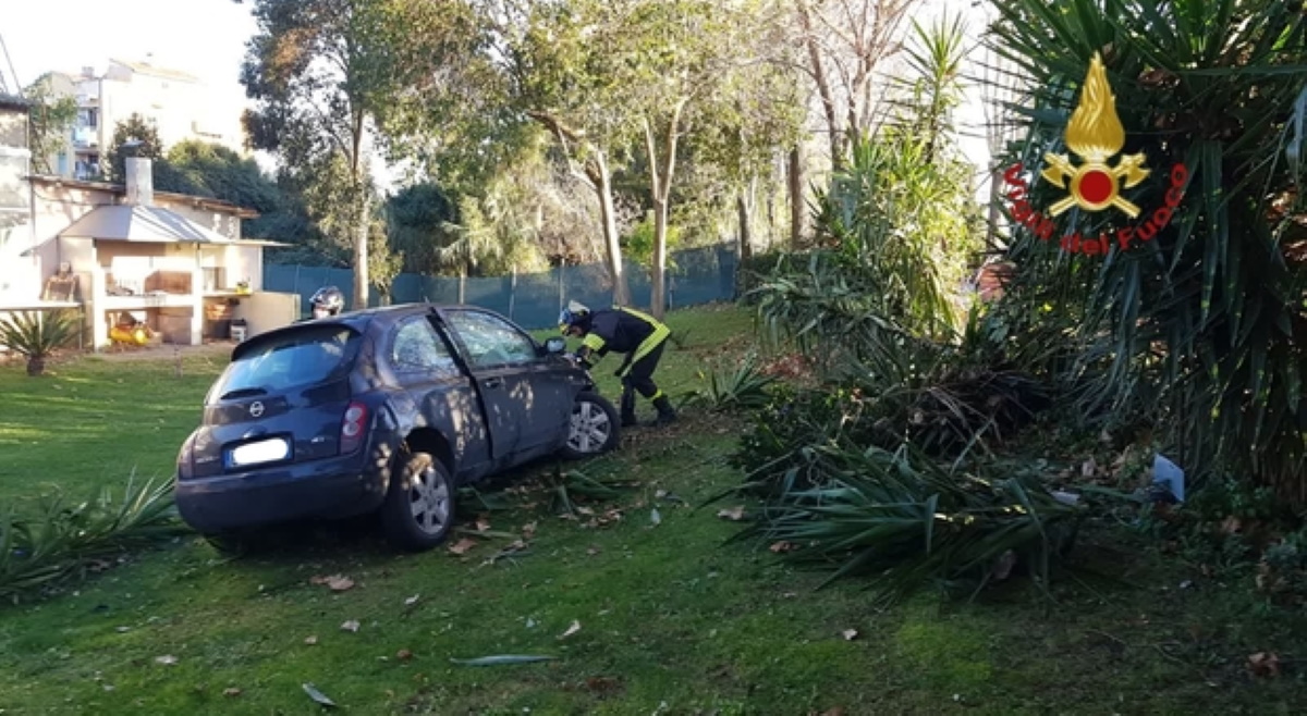 Ostia, sbanda e si schianta in un giardino: morto 44enne