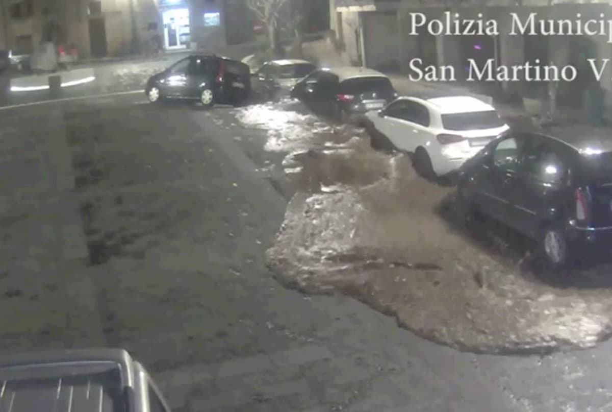 San Martino Valle Caudina (Avellino), il torrente tombato solleva la piazza VIDEO