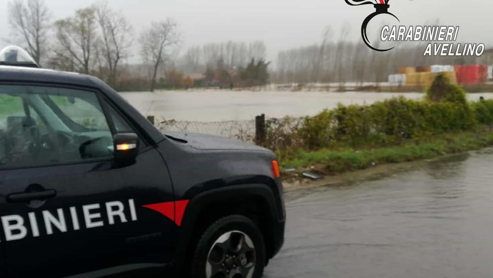 Maltempo, piazza di San Martino Valle Caudina "sollevata" dal torrente sotterraneo