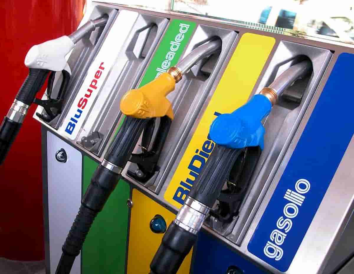 Benzina, nuovi aumenti dal 2021 con la manovra