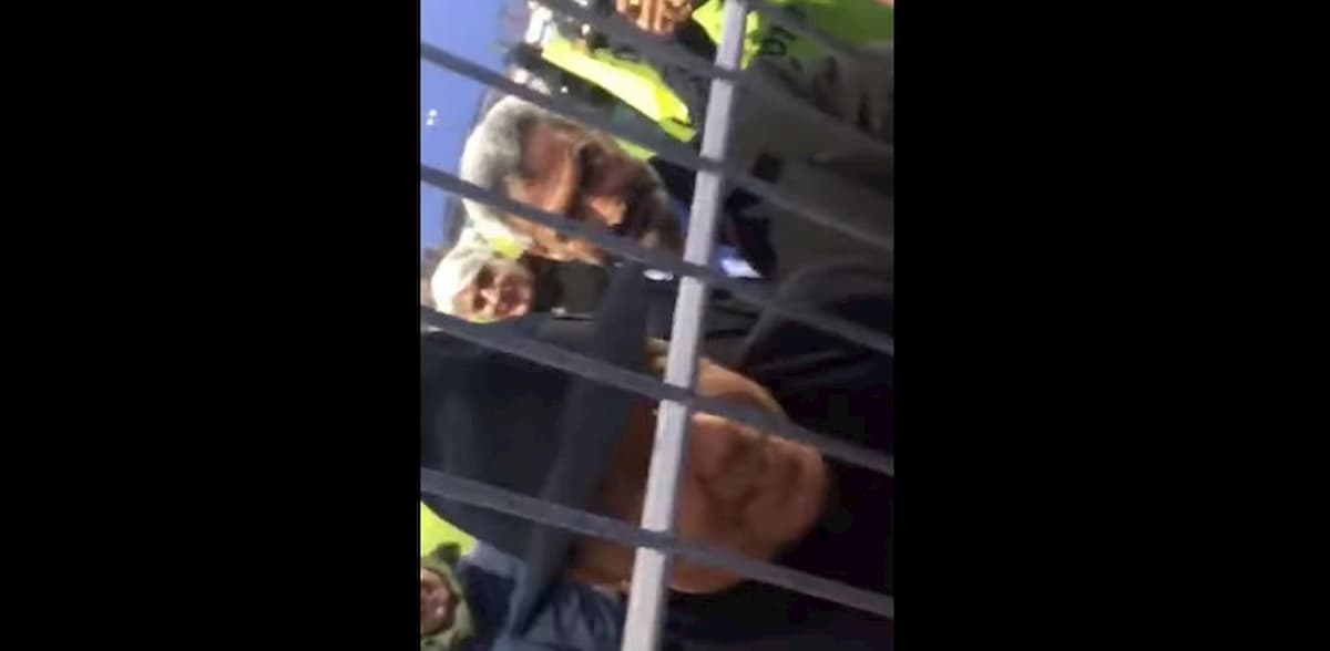 Berlusconi ai tifosi dell'Olbia: "Scusate ma ora devo andare a putt***" VIDEO