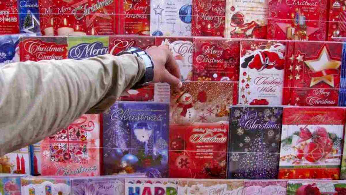 Londra, bimba compra biglietto d'auguri per Natale e trova messaggio di detenuti dalla Cina: "Aiutaci"