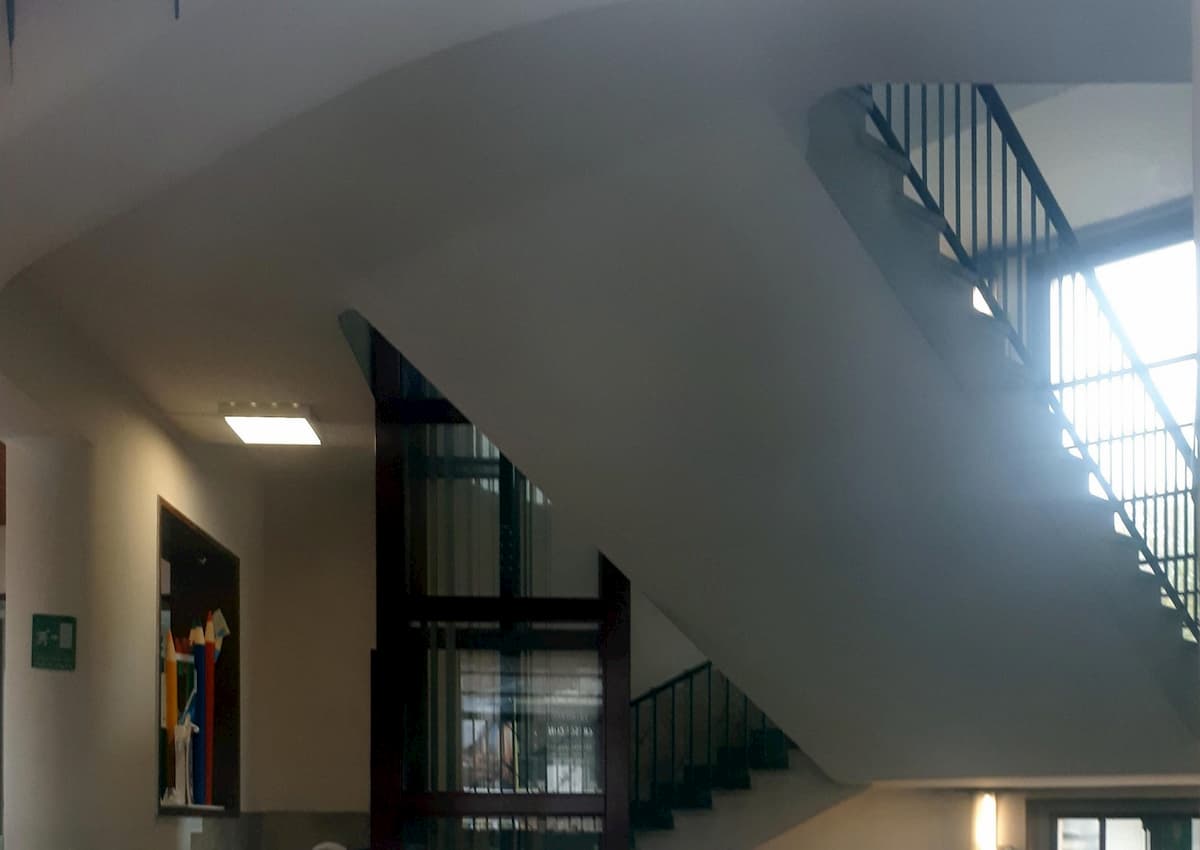 Milano, bimbo morto a scuola dopo caduta nella tromba delle scale: indagate 2 maestre e una bidella