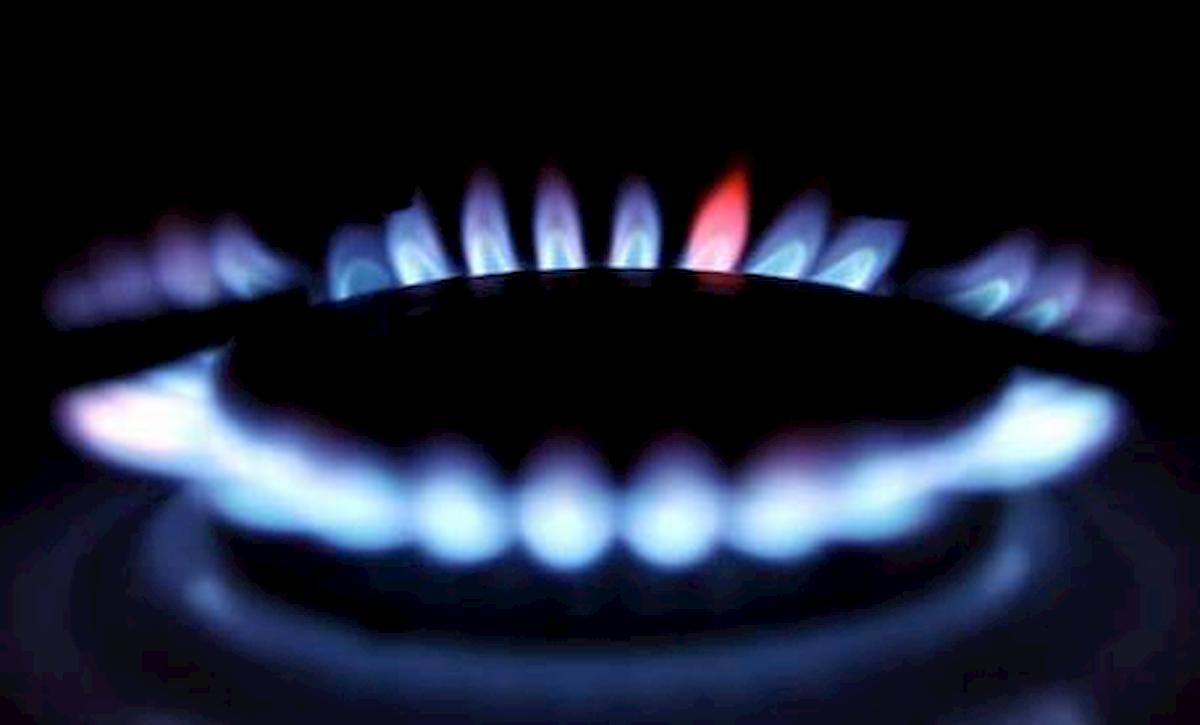 Bollette luce in forte ribasso del 5,4%, il gas in rialzo +0,8%. Risparmio per famiglia di 125 euro