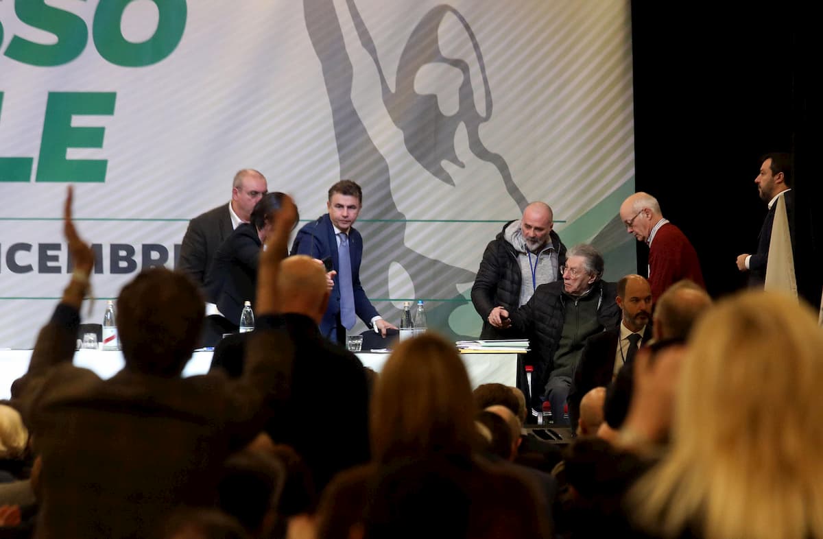 Lega, Umberto Bossi: "Mi sembra giusto aiutare il Sud altrimenti straripano come l'Africa"