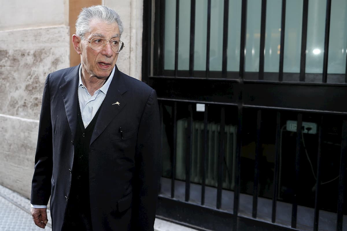 Mattarella concede la grazia a Bossi per le offese a Napolitano nel 2011