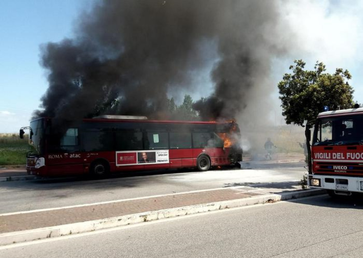 Roma, bus a fuoco al Torrino: terzo in pochi giorni