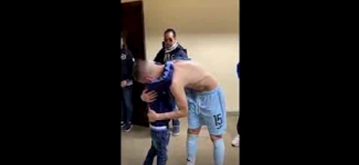 Callejon si ritira, il piccolo tifoso lo fa scoppiare in lacrime VIDEO