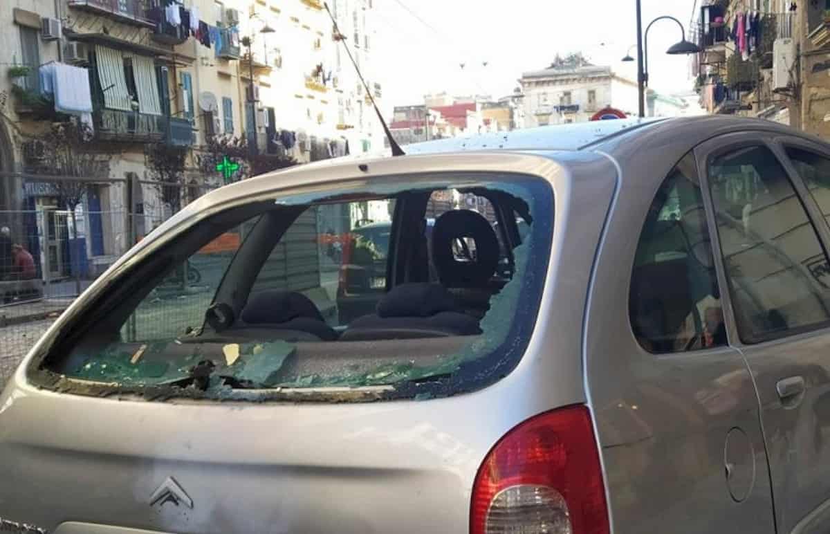 Petardi contro le auto in corsa, l'ultima moda a Napoli