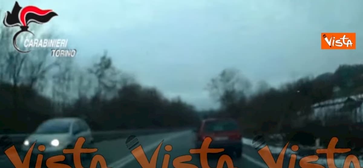 Ivrea, esce dal carcere e ruba un'auto: il video dell'inseguimento