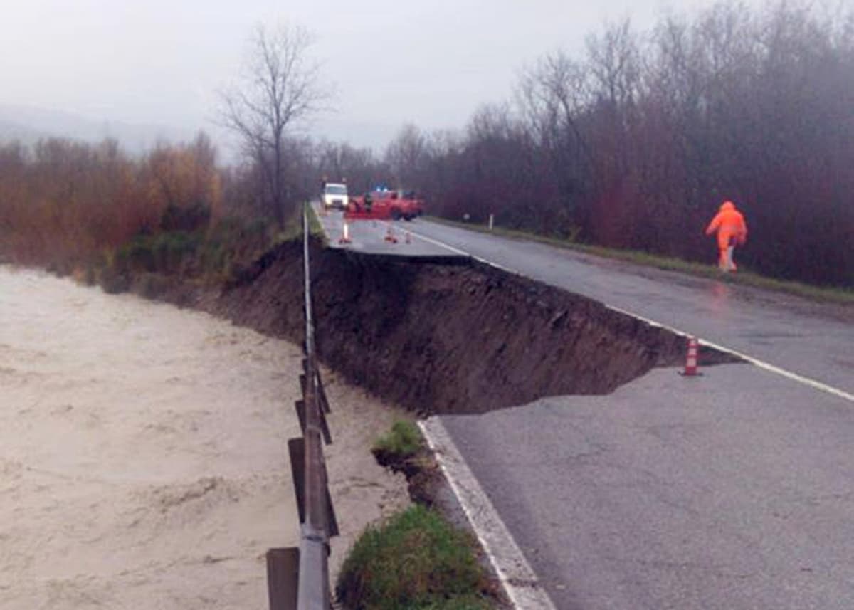 Maltempo, allerta in 11 Regioni. Un morto in Friuli, onde di 7 metri in Liguria, crolla tratto Cassia