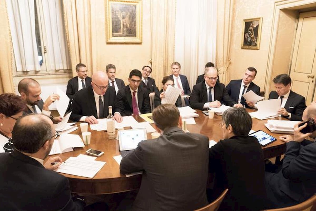 Il Pd attacca Renzi su plastic e sugar tax: "Difendi le multinazionali o i lavoratori?"