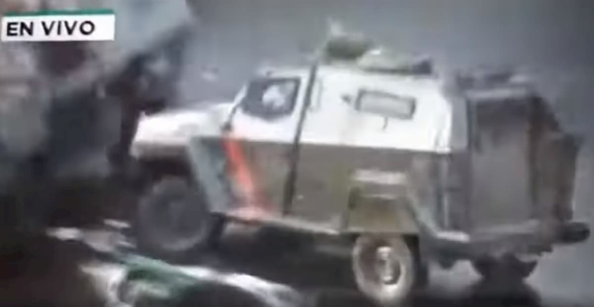 Cile, manifestante schiacciato tra due blindati della polizia VIDEO