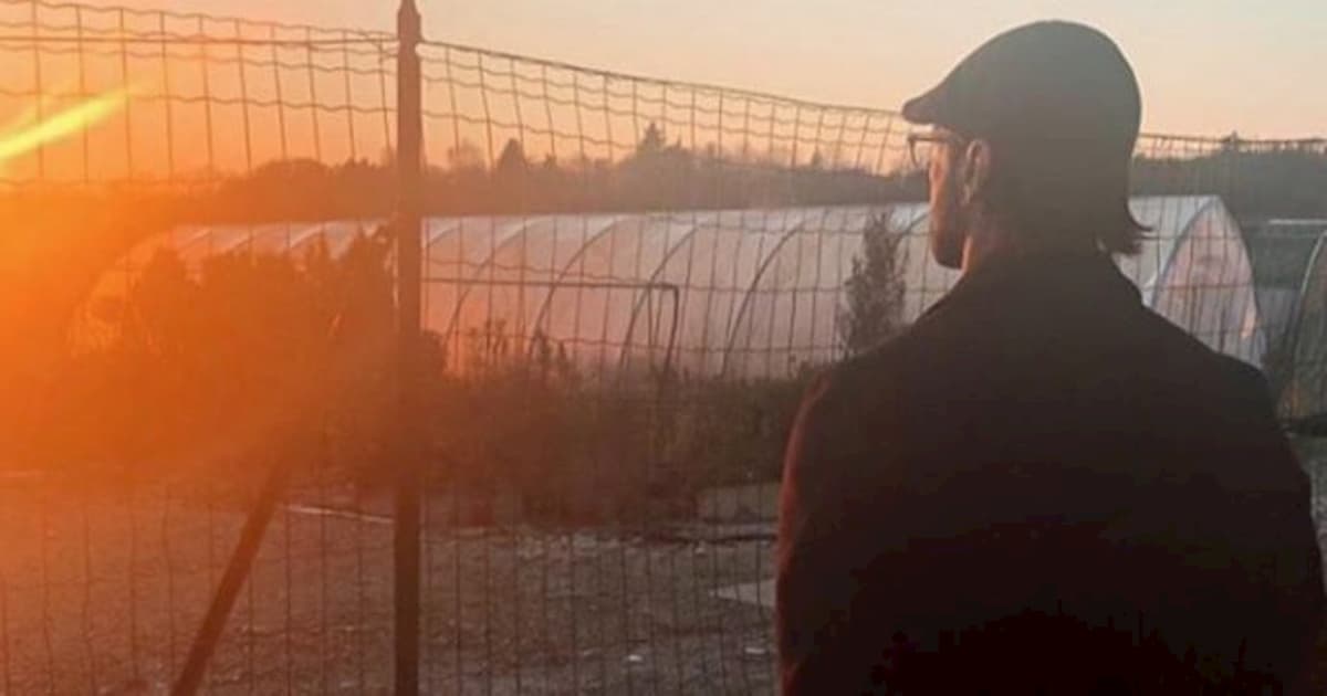 Fabrizio Corona torna sui social: scoppola, capelli lunghi e barba. E scrive: "Aspettando il sole"