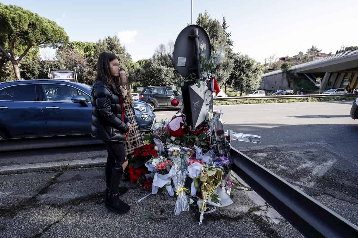 Corso Francia, ottantenne tampona volante della Polizia: stava guardando fiori lasciati per le 16enni investite