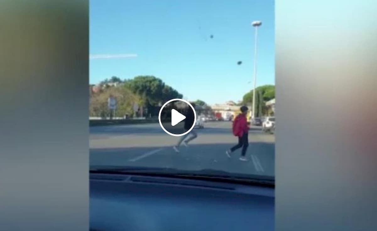 Corso Francia a Roma, ecco il VIDEO del gioco del semaforo rosso: due ragazzi schivati dall'auto in corsa